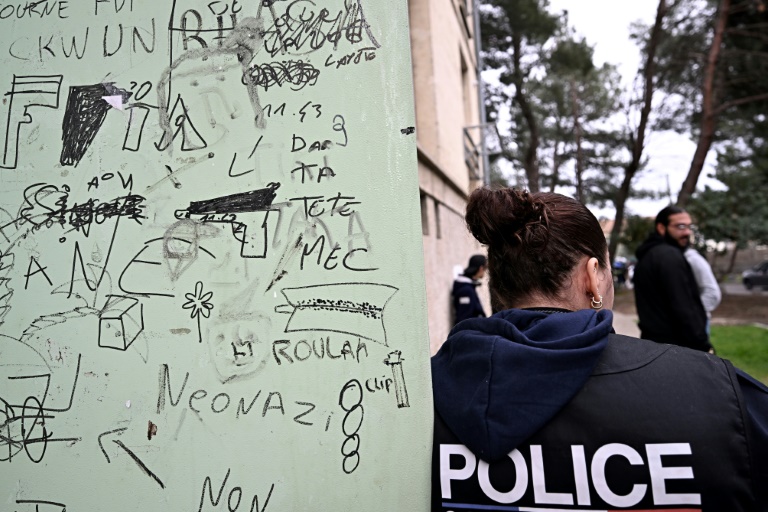 Des policiers enquêtent dans un bâtiment utilisé par des trafiquants de drogue dans un quartier d'Avignon, le 13 mars 2025