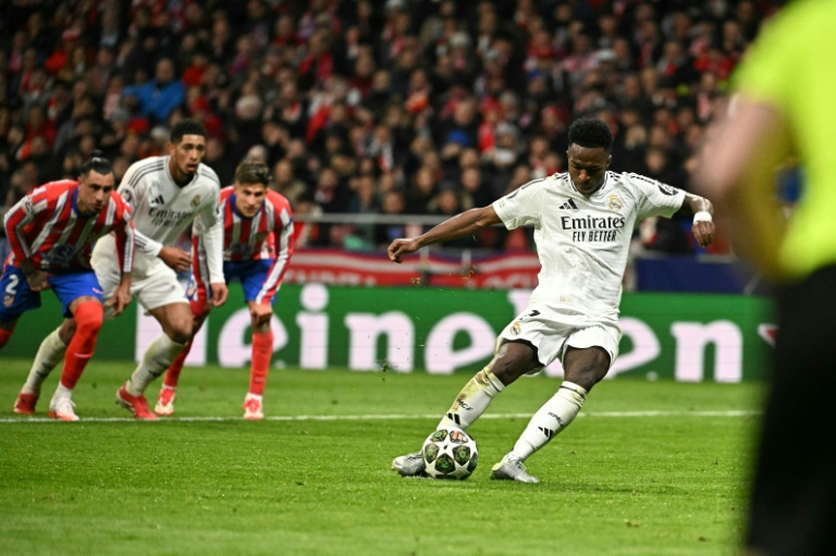 Vinicius Junior expédie son penalty hors cadre lors du match de Ligue des champions sur le terrain de l'Atletico Madrid, le 12 mars 2025