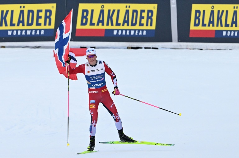 Johannes Klaebo, vainqueur avec la Norvège du relais de ski de fond, aux Mondiaux de Trondheim, le 6 mars 2025