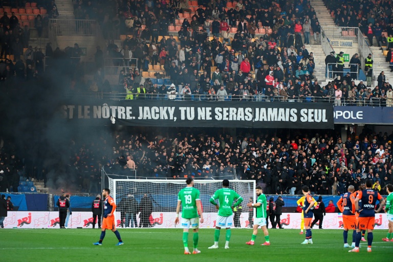 Les joueurs de Montpellier et Saint-Etienne lors du match arrêté lors de la 26e journée de Ligue 1 au stade de la Mosson le 16 mars 2025