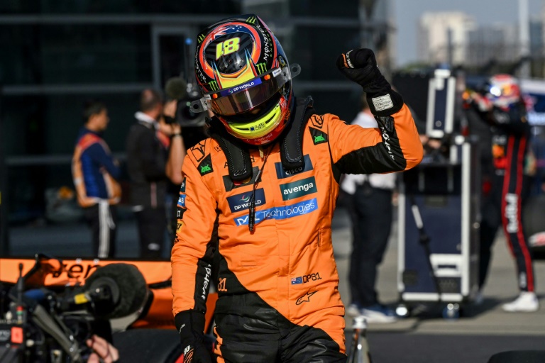 L'Australien de McLaren Oscar Piastri, après avoir décroché la pole position du Grand Prix de Chine, le 22 mars 2025 à Shanghai.