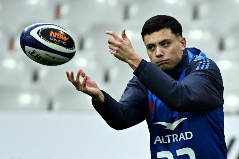 Louis Bielle-Biarrey lors d'un entraînement du XV de France à Saint-Denis, le 14 mars 2025, à la veille du match contre l'Ecosse