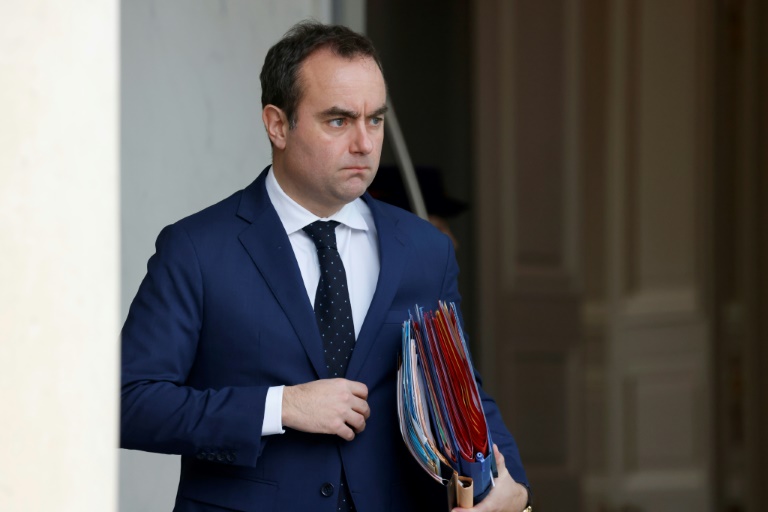 Le ministre des Armées Sébastien Lecornu à la sortie de l'Elysée, le 19 février 2025 à Paris