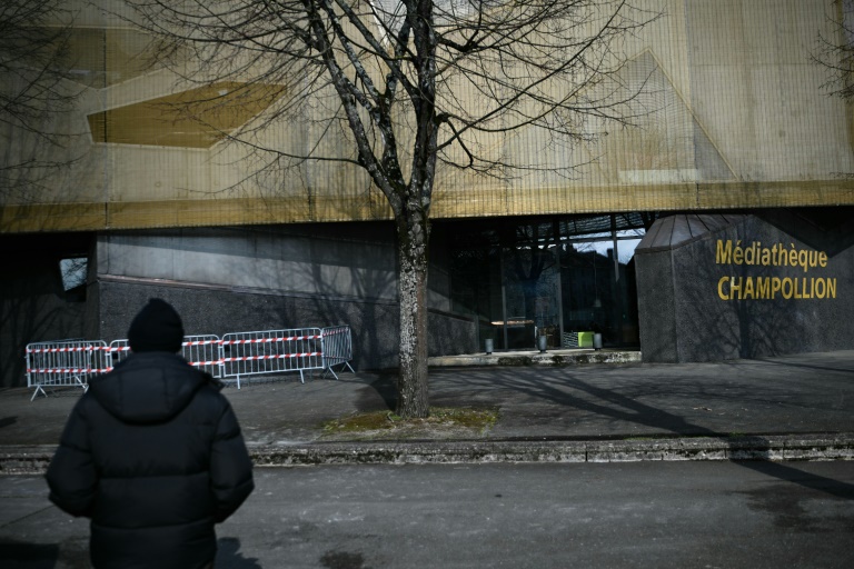 La Médiathèque Champollion à Dijon, après un incendie qui a été rapidement maîtrisé, le 2 mars 2025 en Côte d'Or