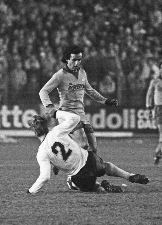 Le footballeur français Michel Platini (de face) du club italien de la Juventus de Turin tente d'échapper au tacle d'un joueur du club finlandais F.C Haka Valkeakosten le 07 mars 1984 au stade de la Meinau à Strasbourg, lors des quarts de finale de la Coupe des Coupes de Football. (FILM) AFP PHOTO JEAN-CLAUDE DELMAS