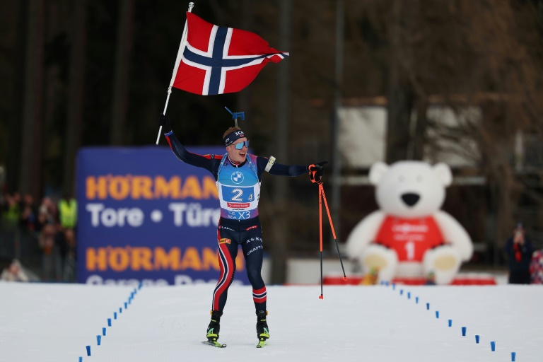 Johannes Boe remporte avec la Norvège le relais 4x7,5 km hommes des championnats du monde de Lenzerheide, le 22 février 2025