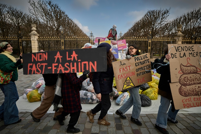 Des membres de la coalition Stop Fast Fashion manifestent devant le Sénat à Paris, le 14 mars 2025