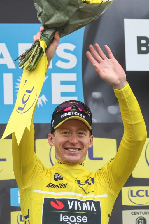 Matteo Jorgenson porte le maillot jaune de leader de Paris-Nice à l'arrivée de la 6e étape, le 14 mars 2025 à Berre-L'Etang