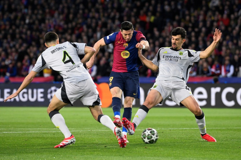 L'attaquant polonais Robert Lewandowski (C) lors de la qualification du FC Barcelone en quart de finale de la Ligue des champions aux dépens de Benfica (3-1), le 11 mars 2025 à Barcelone