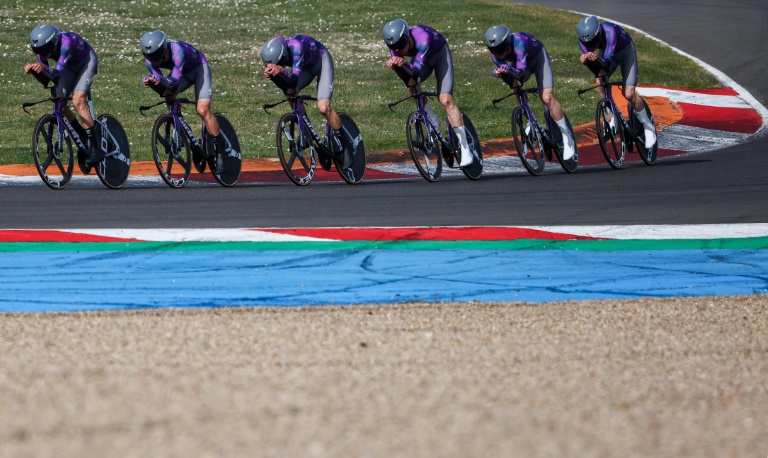 La formation Jayco Alula's au cours du contre-la-montre par équipes de Paris-Nice le 11 mars 2025 entre Nevers et Magny-Cours