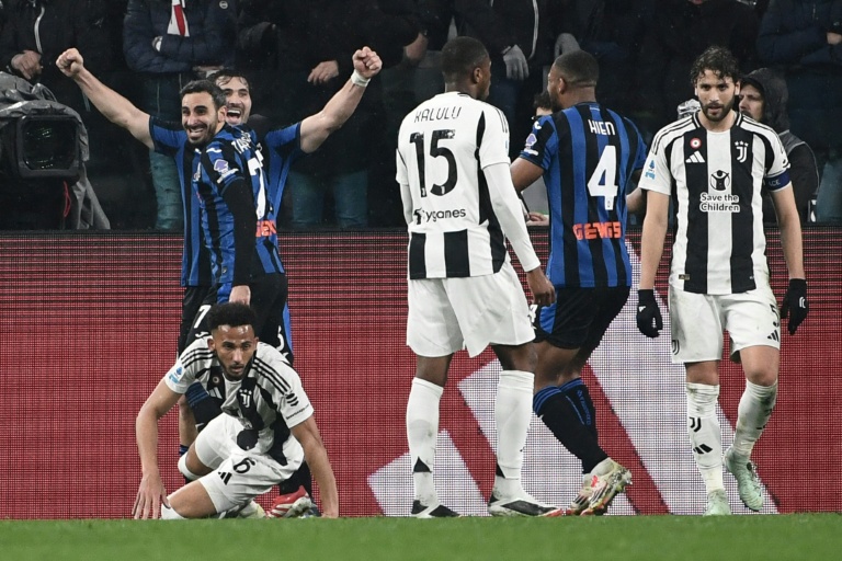 Le défenseur de l'Atalanta Davide Zappacosta après son but lors de la victoire de son équipe face à la Juventus pour le compte de la 28e journée du Championnat d'Italie le 9 mars 2025 à Turin