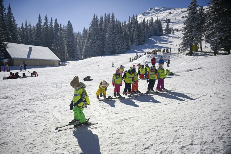 Des enfants participent à une leçon de ski sur une piste de la montagne Vitosha, le 20 février 2025 près de Sofia