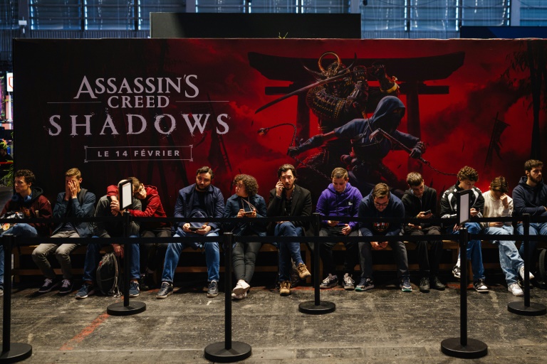 Des joueurs attendent pour tester le nouvel Assassin's Creed lors du salon annuel de la Paris Games Week, à Paris le 23 octobre 2024