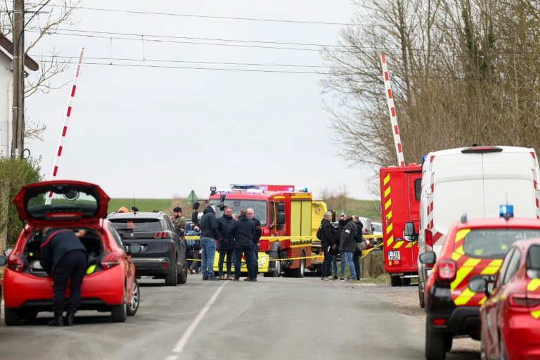 Des gendarmes, policiers et des équipes de secours près du site d'une collision entre un TER et un véhicule militaire sur un passage à niveau, à Bailleul-Sir-Berthoult, dans le Pas-de-Calais, le 17 mars 2025