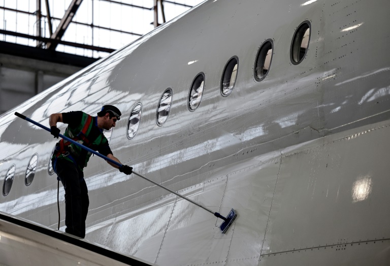 un employé nettoie la carlingue d'un avion dans un hangar de maintenance d'Air France à l'aéroport de Roissy, le 4 février 2025 près de Paris