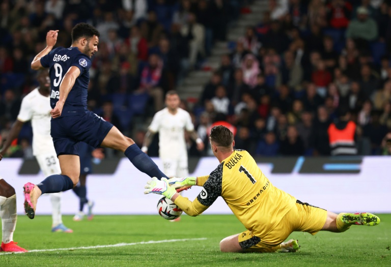 Le gardien niçois Marcin Bulka décisif devant l'attaquant parisien Gonçalo Ramos lors de PSG-Nice (1-3) pour la 31e journée de Ligue 1 au Parc des Princes le 25 avril 2025
