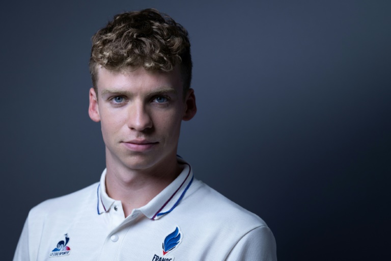 Léon Marchand, multiple médaillé d'or en natation, pose lors d'une séance photo à Paris, le 5 août 2024