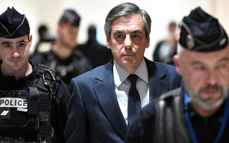 L'ancien Premier ministre François Fillon retourne dans la salle d'audience du palais de justice de Paris, le 27 février 2020